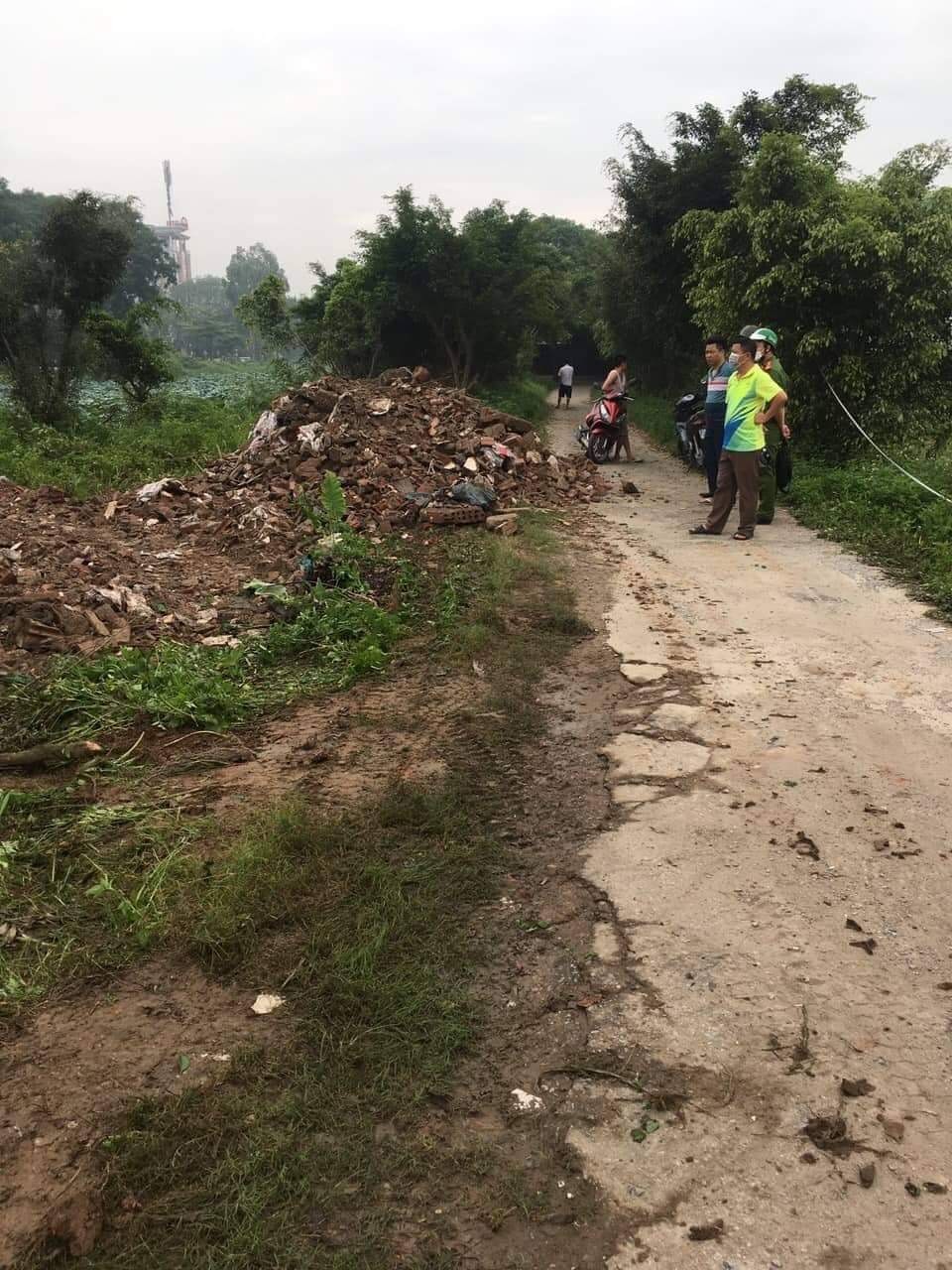 Đông Anh-Hà Nội: Chủ tịch UBND huyện trực tiếp bắt xe Howo (hổ vồ) đổ trộm chất thải